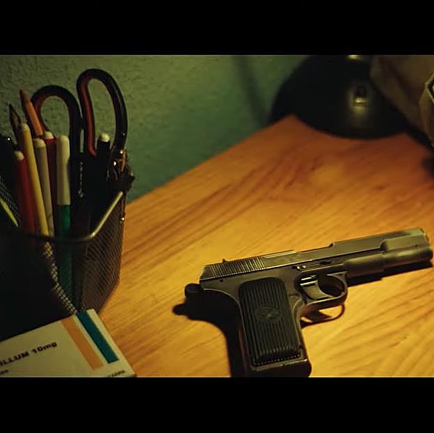 Imagen de la docuserie Baraja: la firma del asesino de la pistola con la que se cometieron los crímenes.