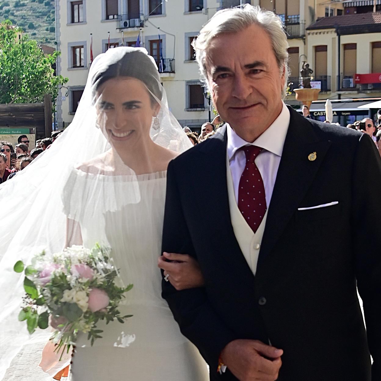 Carlos Sainz acompaña a su hija Blanca en el día de su boda.