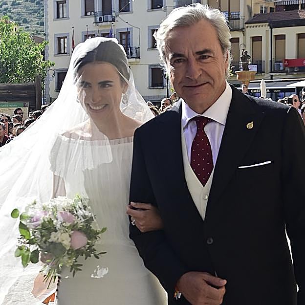 Así ha sido la boda de Blanca Sainz, hija mayor de Carlos Sainz: un vestido de novia espectacular, un padrino orgulloso y 250 invitados