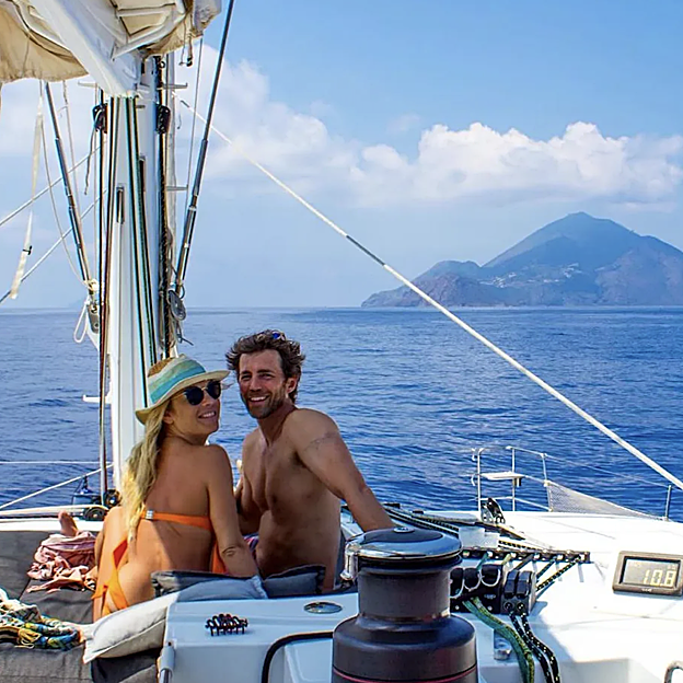 Chelsy Davy y su actual marido, Sam Cutmore-Scott, en su yate y de vacaciones. 