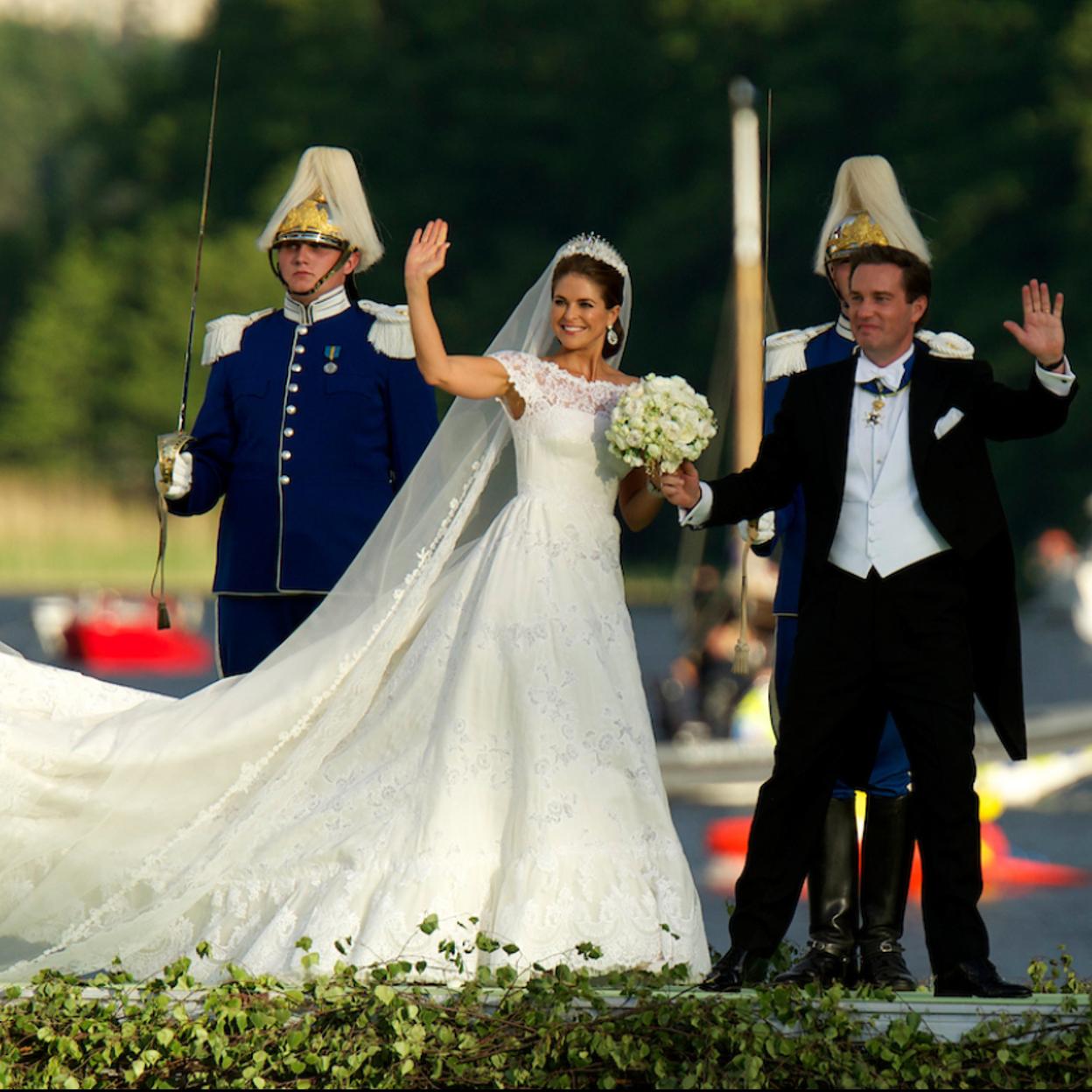 Magdalena de Suecia y Christopher O'Neill saludando el día de su boda