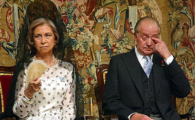 Los observadores de lo 'royal' han detectado constantes gestos de displicencia del rey Juan Carlos a la reina Sofía. 