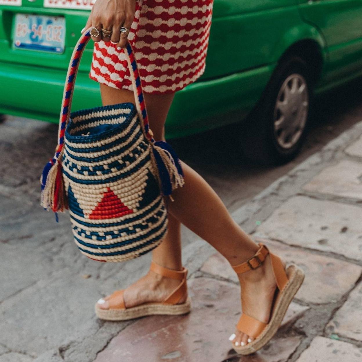 La influencer lleva unas sandalias con plataforma de yute