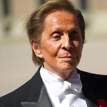 Imagen secundaria 1 - Pablo de Grecia acompañado por Marie-Chantal Miller, el diseñador Valentino o Charlene de Mónaco fueron algunos de los asistentes a la boda de Magdalena de Suecia. / DR