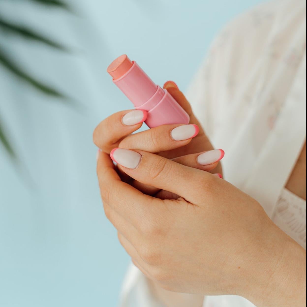 Mujer con uñas rosas