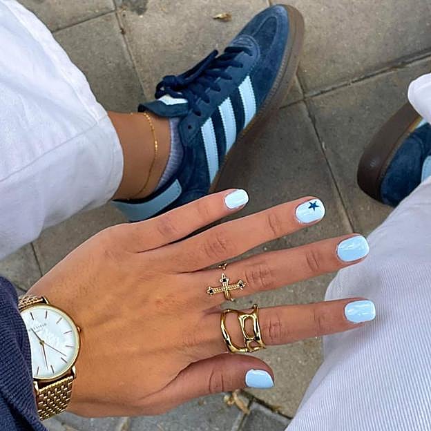 Ni amarillo, ni verde, ni blanco: este verano llevarás en tus uñas el azul bebé más elegante