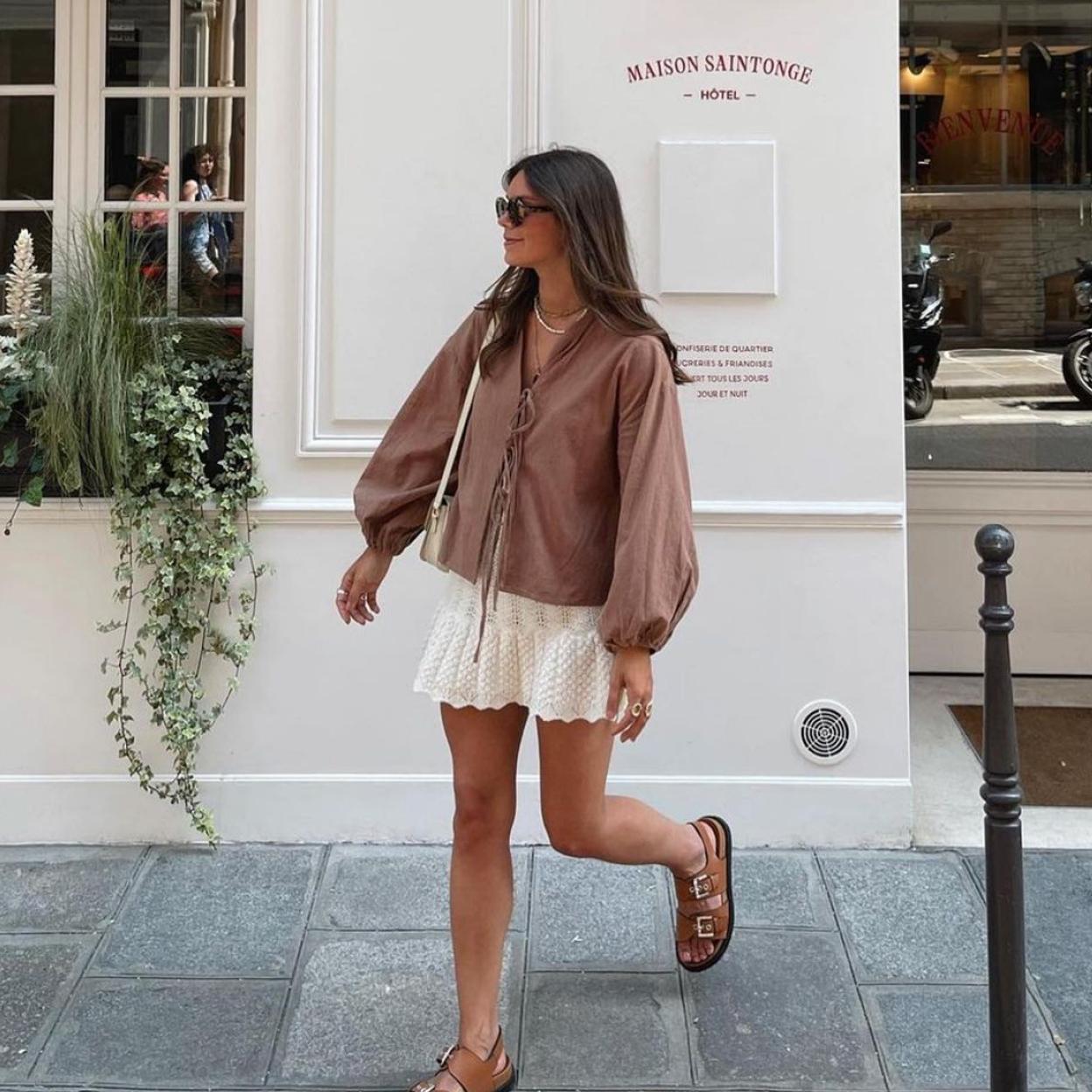 Una mujer con sandalias.