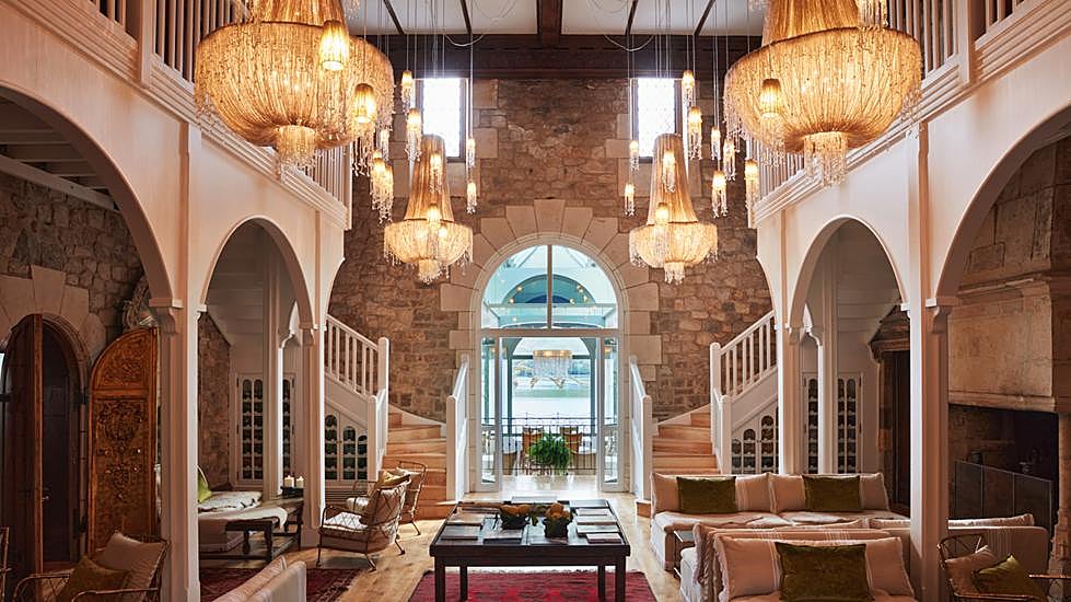 Salón de estilo historicista del hotel Brindos Lac & Château. 