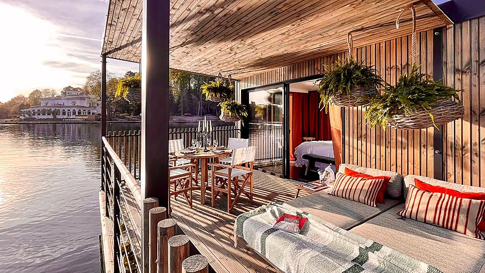 Terraza de una de las diez cabañas de Brindos Lac & Château. 