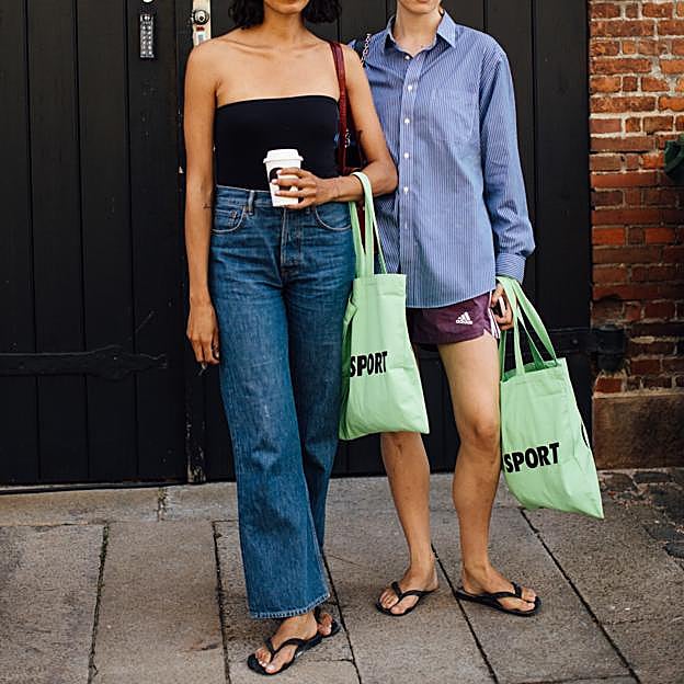 Imagen principal - Dos looks de street style y Jennifer Lawrance con chanclas.