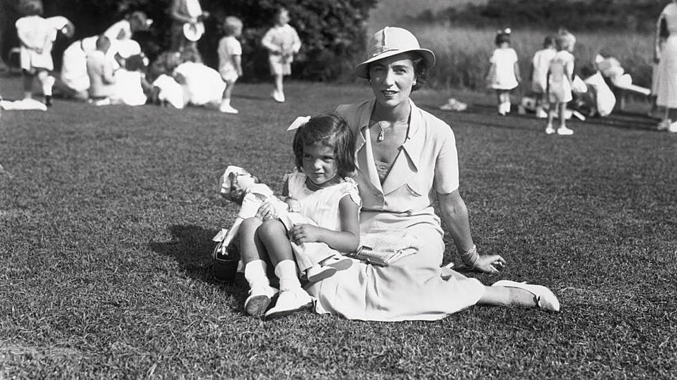 Jacqueline Lee Bouvier, después Jackie Kennedy, con cuatro años en compañía de su madre en su mansión de East Hamptons.