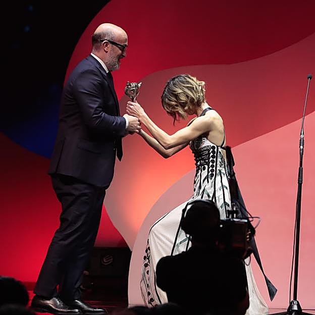 Javier Cámara recoge un premio de manos de Clara Lago. 