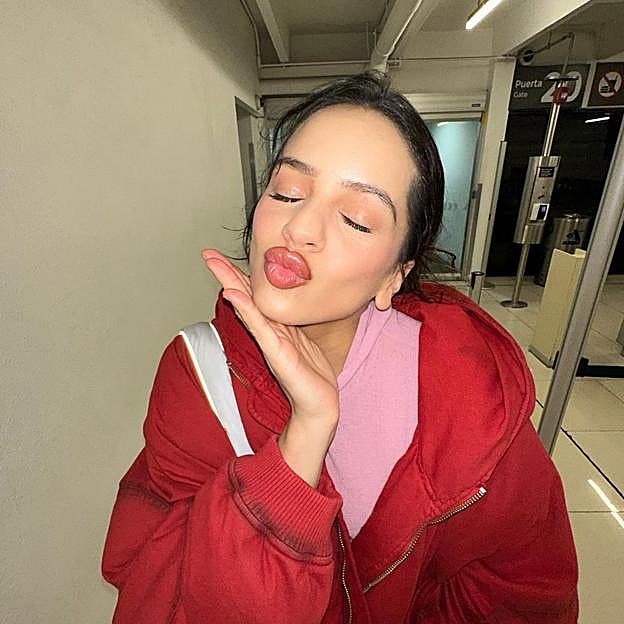 Así es la mascarilla con carbón activo que desconocía Rosalía y se convertirá en su nuevo favorito del mes