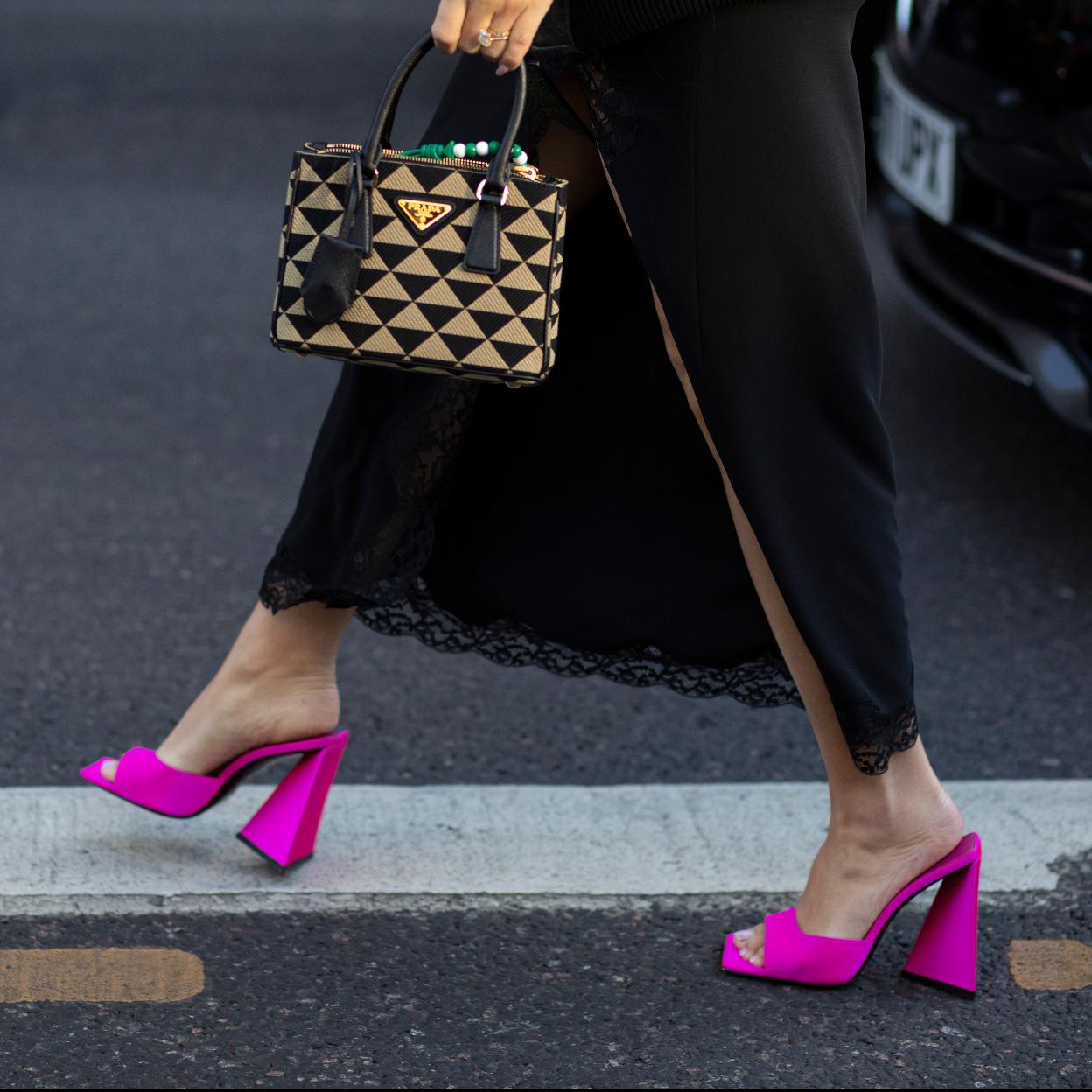 Un look de street style con sandalias de tacón.