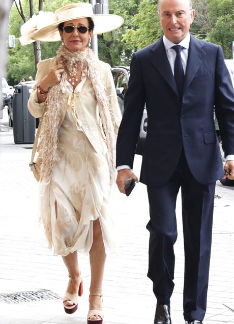 Imagen - Ana Patricia Botín, a su llegada a la boda de su sobrino, acompañada por su esposo, Guillermo Morenés. (FOTO: GTRES)