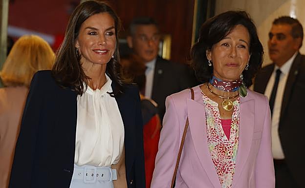 Ana Botín, con su proverbial pañuelo y collar XL, junto a una muy comedida reina Letizia. 