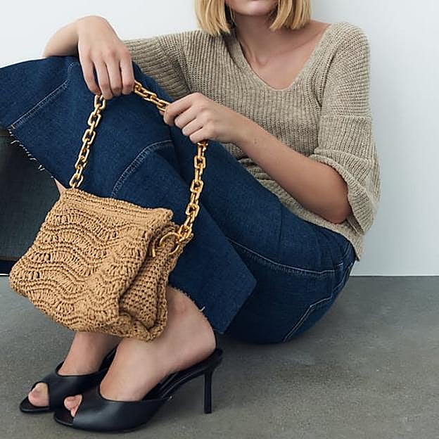 El bolso con cadena dorada.