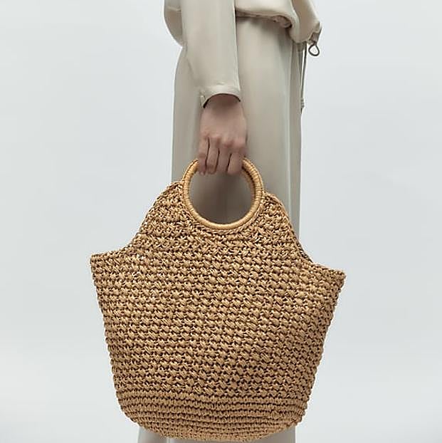 El shopper de rafia de Zara.