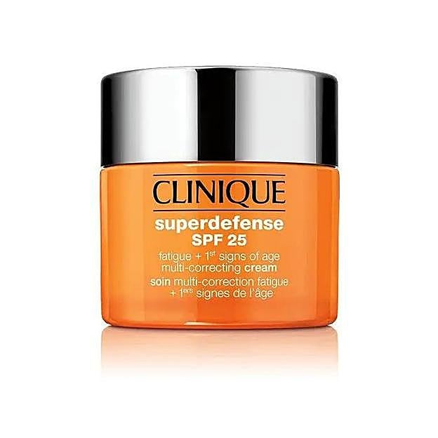 Superdefense Corrector Anti-manchas Tipo 1/2 SPF25 de Clinique.