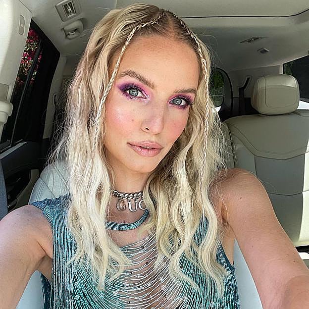 Leonie Hanne con un maquillaje rosa.