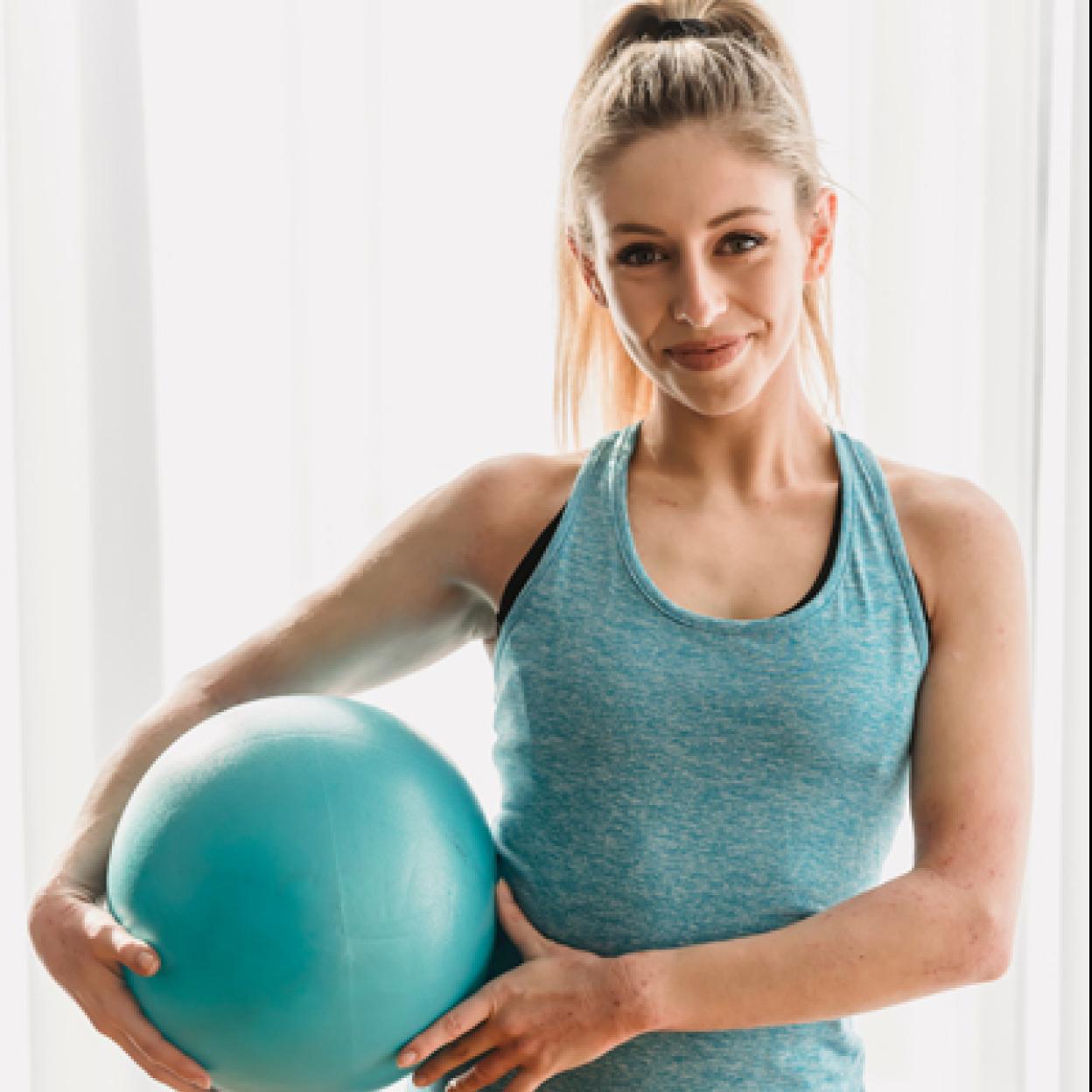 Mujer con pelota suiza