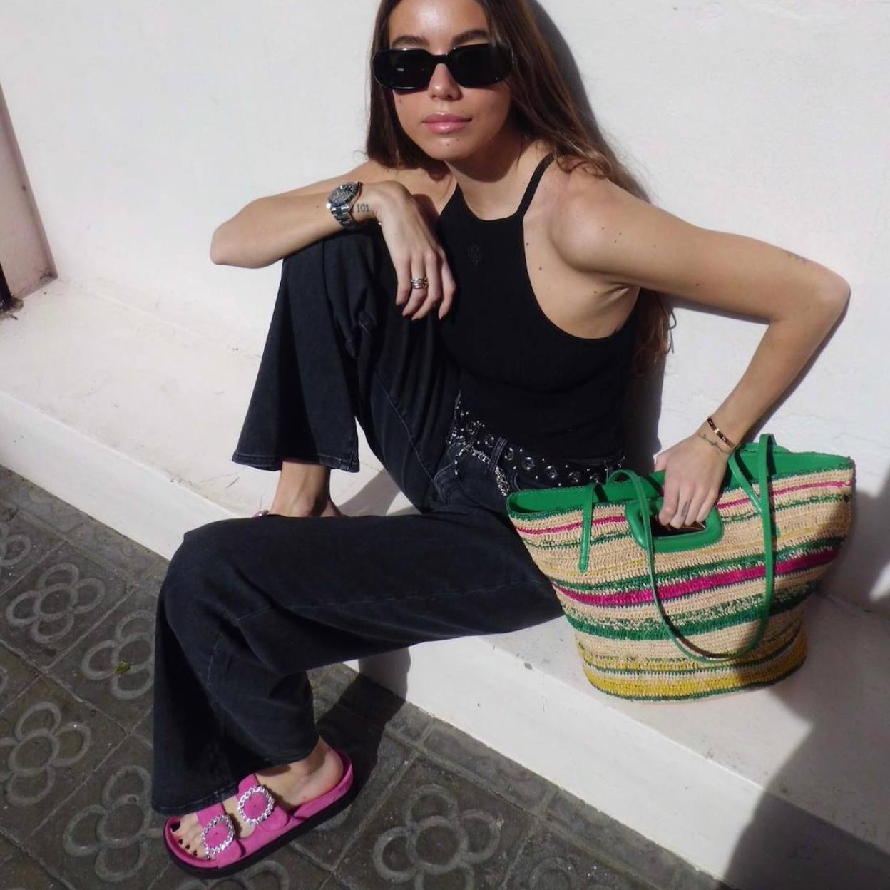 La influencer lleva unas sandalias planas con hebillas
