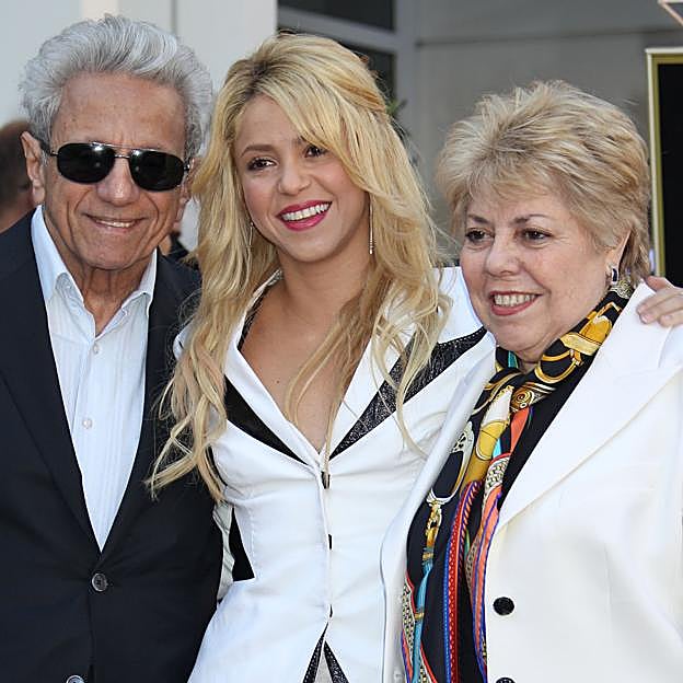 Shakira, junto a sus padres Nidia Ripoll y William Mebarak. 