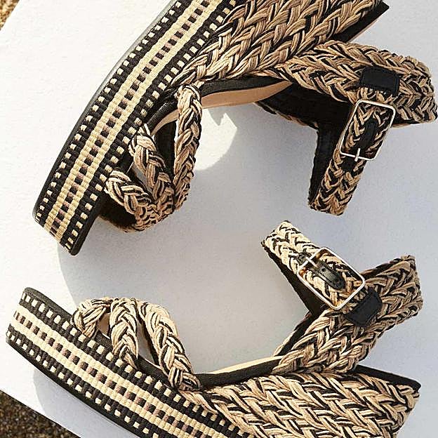 Alpargata tipo sandalia bicolor de Castañer, 245 euros.