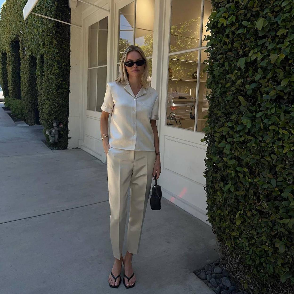 La influencer lleva un look con camise de manga corta elegante