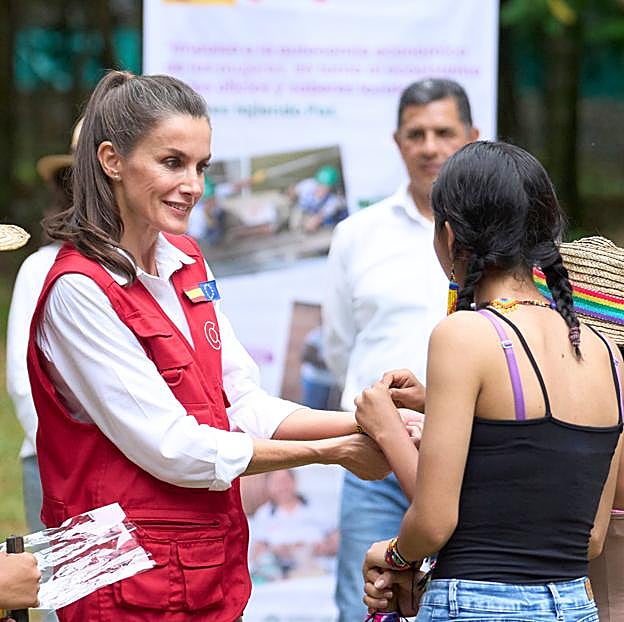 Imagen principal - La reina Letizia recibió una pulsera como regalo.