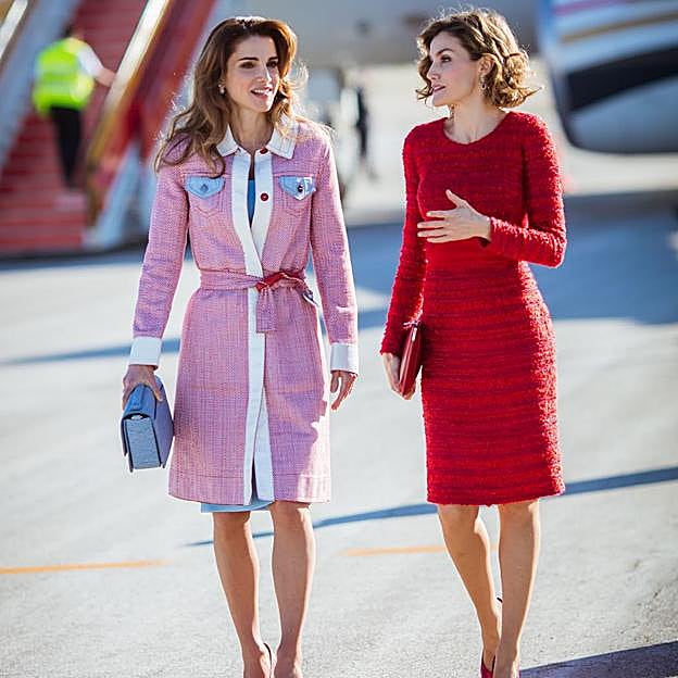 Rania y Letizia conversan animadamente en su encuentro en el aeropuerto de Madrid en 2015. 