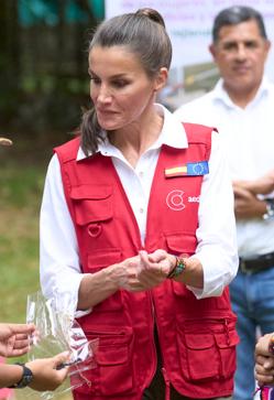 Imagen secundaria 2 - La reina Letizia recibió una pulsera como regalo.