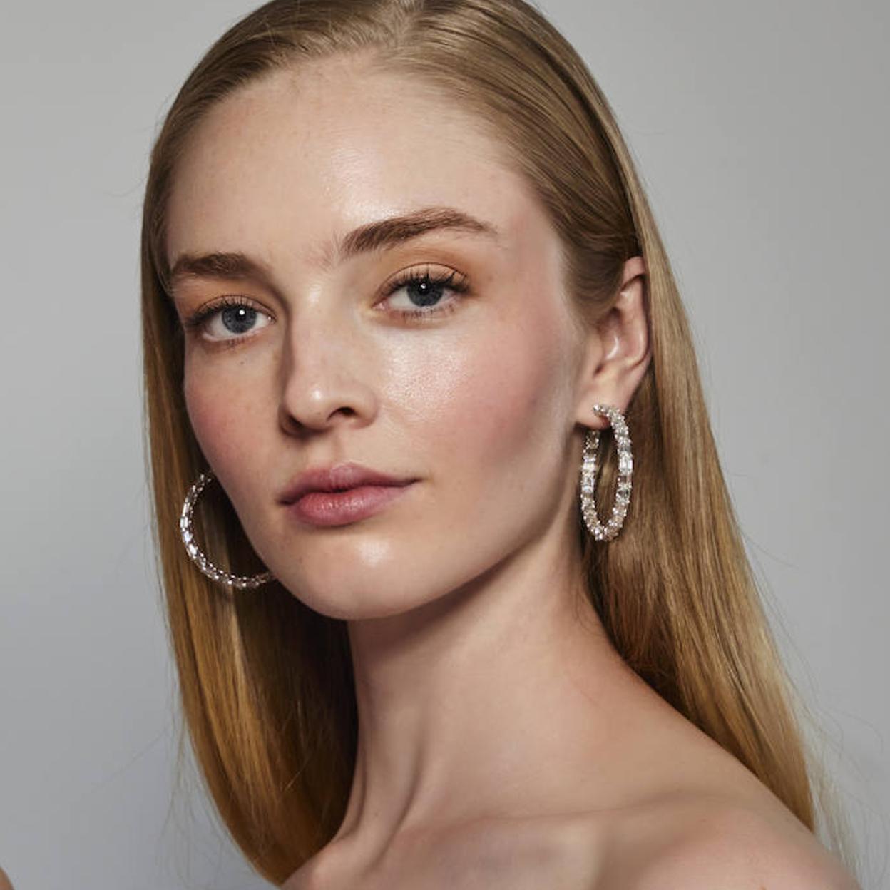 Modelo con piel y pelo luminosos