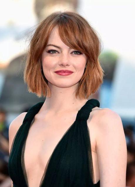 Imagen - Emma Stone con flequillo de lado para cara redonda