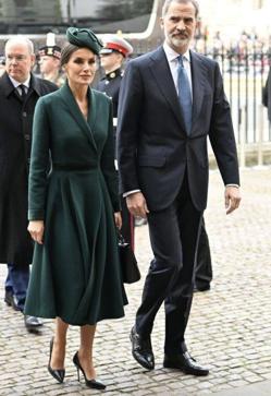 Imagen secundaria 2 - Letizia y Rania en la Coronación de Carlos III y la reina española a su entrada en la misa por Felipe de Edimburgo, algunos meses después de su fallecimiento. 