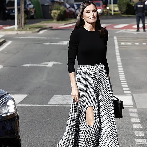 Imagen principal - Rania es la reina que mejor lleva los diseños más rompedores, una asignatura aún pendiente para Letizia. 