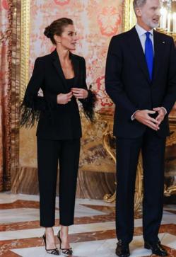 Imagen secundaria 2 - Rania de Jordania no es demasiado aficionada a los trajes y, si los lleva, son híper sotisticados. La reina Letizia ha lucido trajes pantalón espectaculares, pero también muchos básicos. 