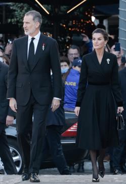 Imagen secundaria 2 - Rania de Jordania y Letizia en el funeral de Isabel II y la monarca española a su llegada a la catedral de Atenas para despedir a Constantino de Grecia. 