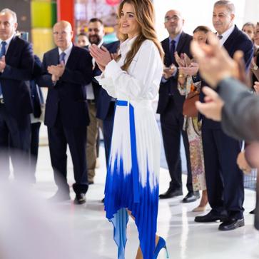 Imagen secundaria 1 - Rania es la reina que mejor lleva los diseños más rompedores, una asignatura aún pendiente para Letizia. 