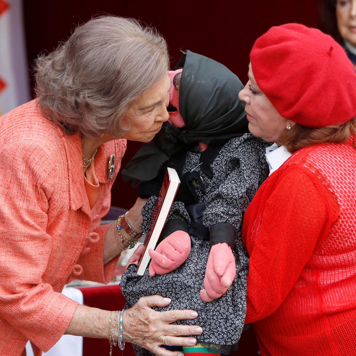 Mari Carmen con doña Rogelia saludando a la reina Sofía. 