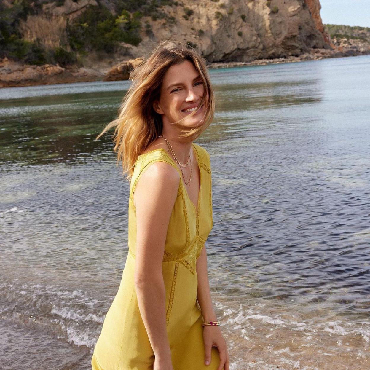Una mujer con vestido en amarillo.