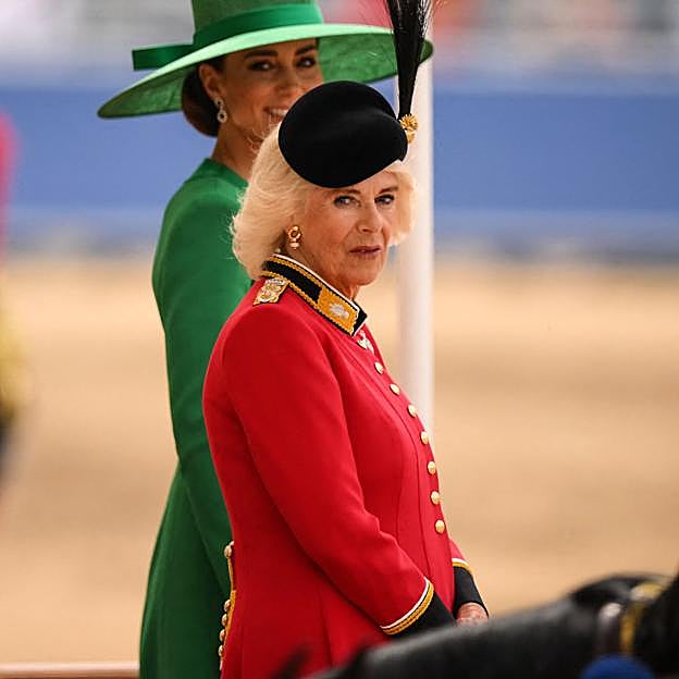 Camilla arrasa con un vestido abrigo rojo de inspiración militar y se corona como reina suprema en el balcón de Buckingham Palace