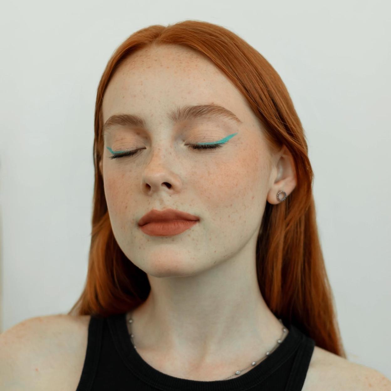 Mujer con eyeliner verde