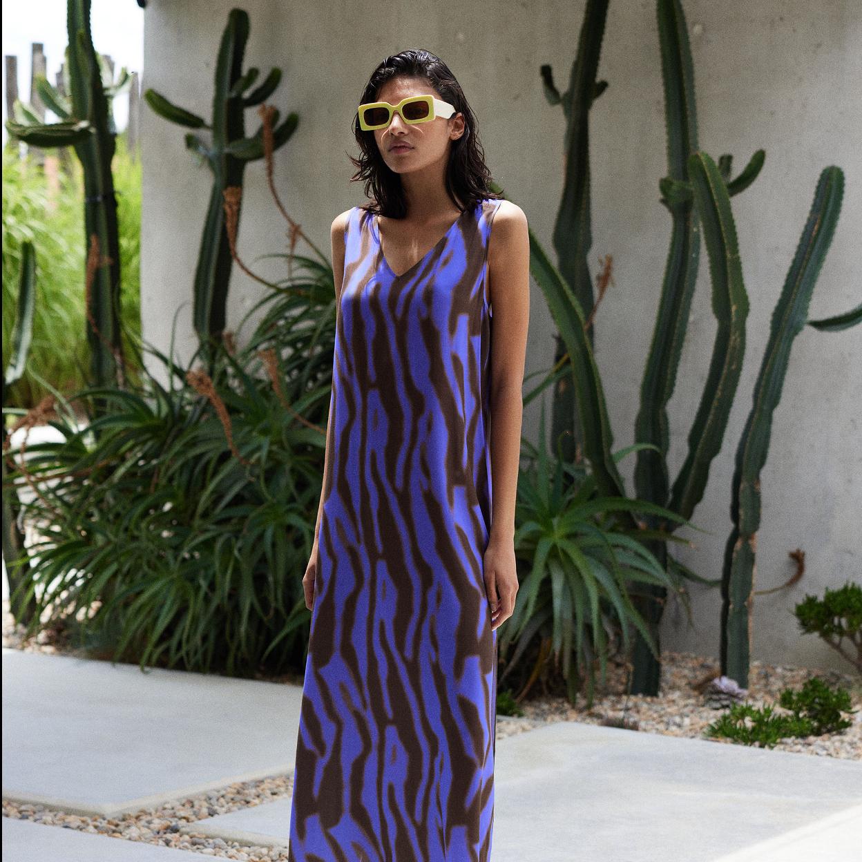 Vestidos midi, bolsos de rafia, sandalias metalizadas, tops de punto y muchas otras prendas que tienes que tener en cuenta. 