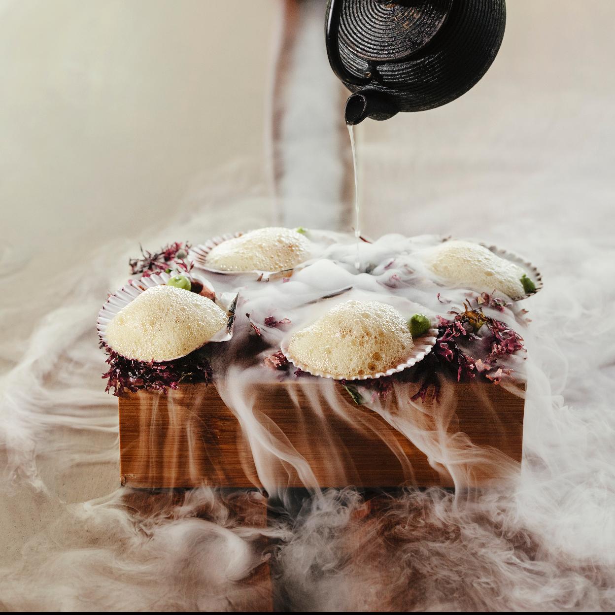 La vieira marinada y granizado marino de Basque, el restaurante de Eneko Atxa en los Radisson Red.