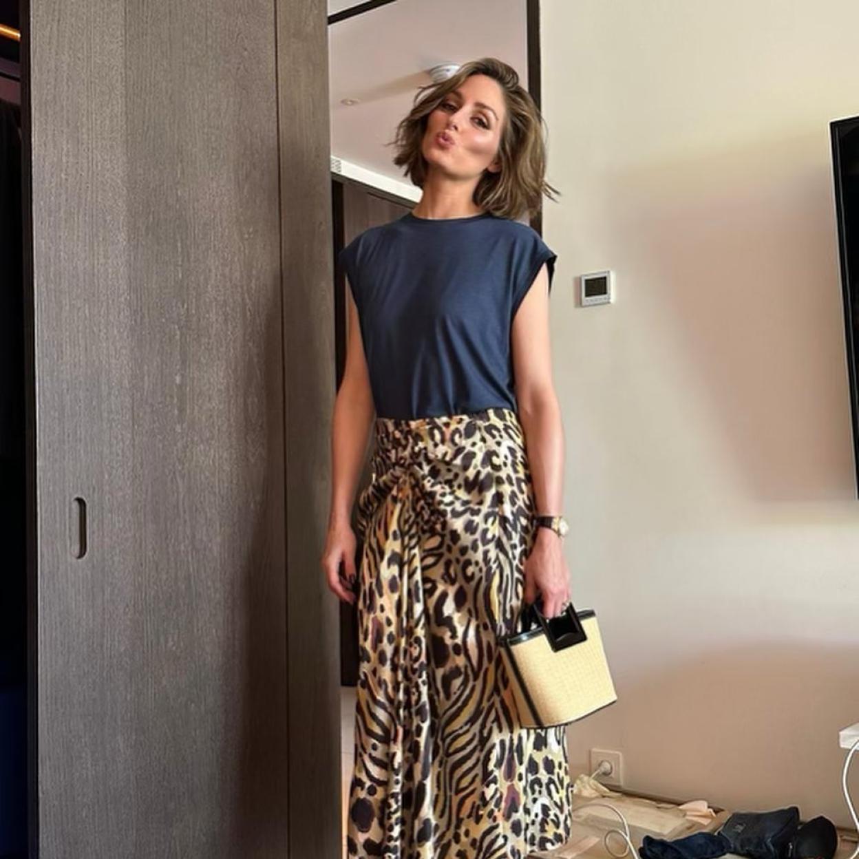 Olivia Palermo con falda de animal print.