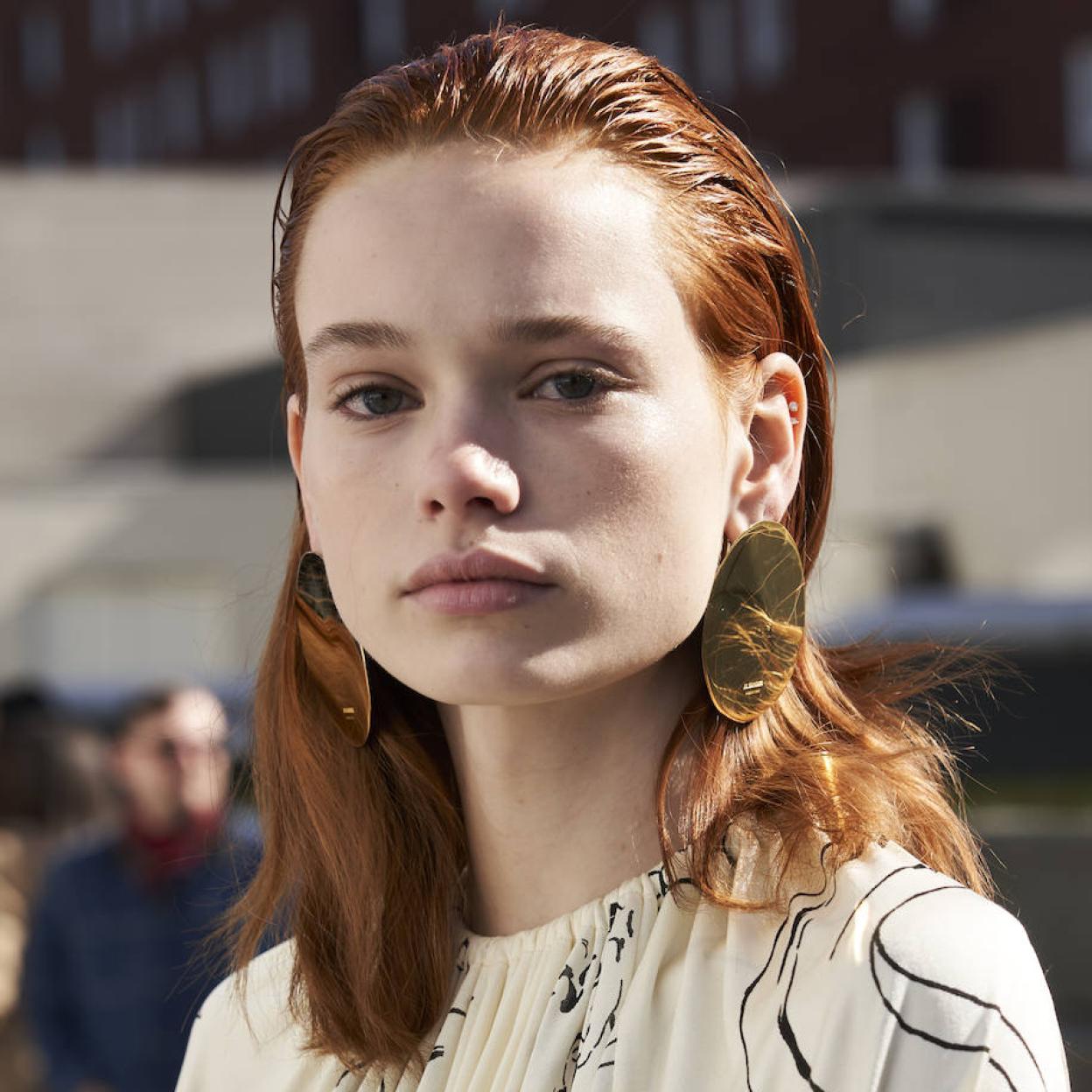 Modelo con tinte de pelirroja