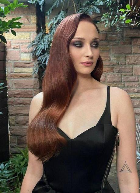 Imagen - Sophie Turner con tono de pelirrojo tendencia cherry cola