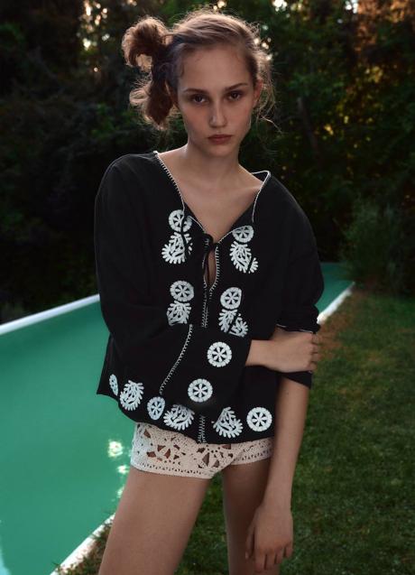 Imagen - Blusa negra con bordado en blanco a contraste