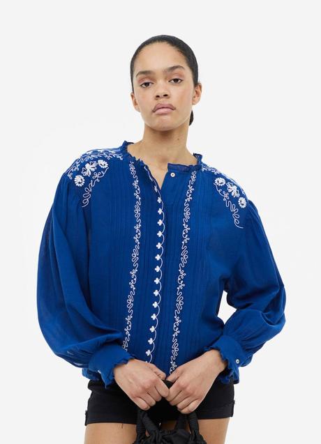 Imagen - Blusa azul con bordados blancos